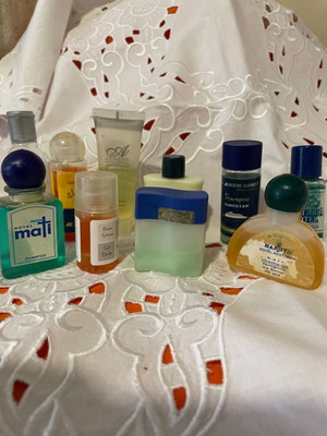 Shower and shampoo bottles collectible, pack of 10, new and full