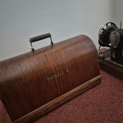 Singer sewing machine 1934 like new with original wooden case