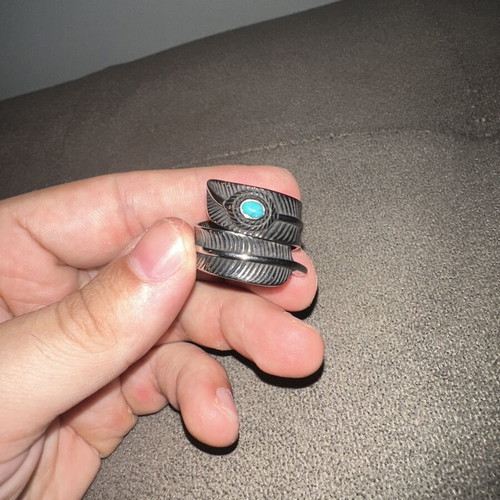 Men's ring with embossed feather design and blue stone used