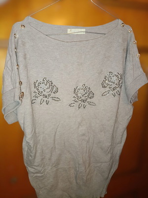 Women's gray knitted blouse like new with strass and decorative buttons