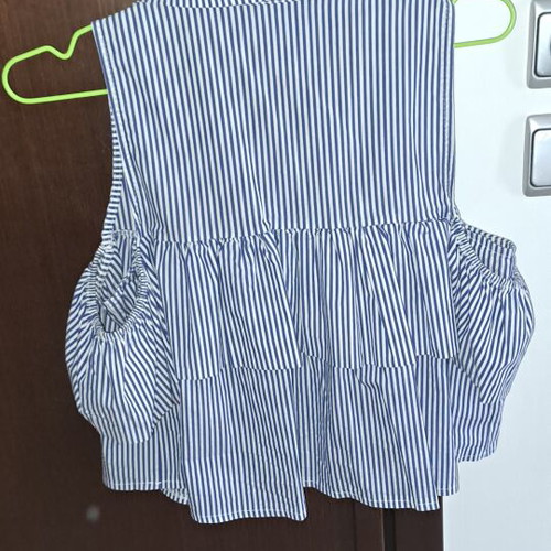 Striped blouse with ruffles and open shoulders like new, size M