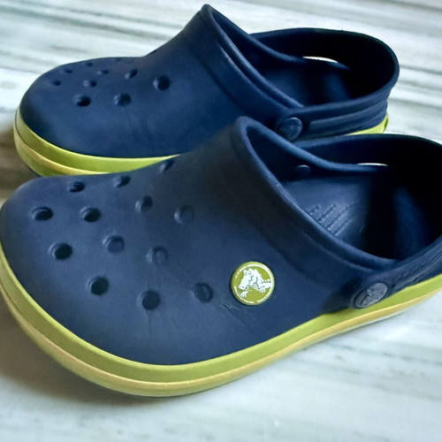 Crocs kids J1 blue–green used clogs