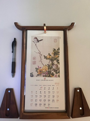 Ξύλινο Επιτραπέζιο Ημερολόγιο Καλλιτεχνικής Αισθητικής | Από Καρυδιά | Ανατολίτικο Design