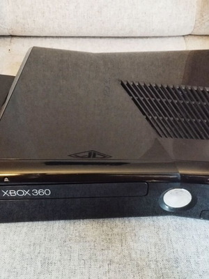 Xbox 360 Slim/E RGH3 500GB like new with games, controller, Kinect