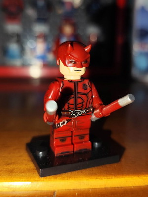 Daredevil Matt Murdock φιγούρα σαν καινούργιο με βάση και κόκκινα ρόπαλα
