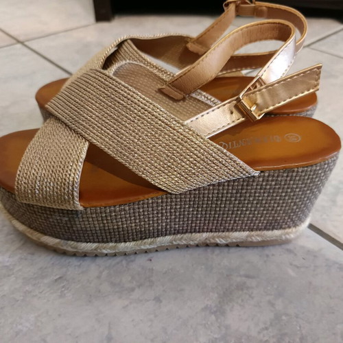 Gold platform sandals new, size 38, with strap