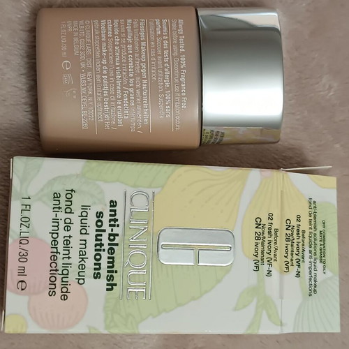 Clinique Foundation new with gifts shade Ivory
