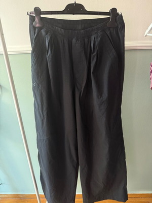 Αφόρετο μαύρο παντελόνι Under Armour, μέγεθος XS
