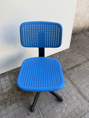 Μπλε καρέκλα γραφείου με ροδάκια, διάτρητος σχεδιασμός