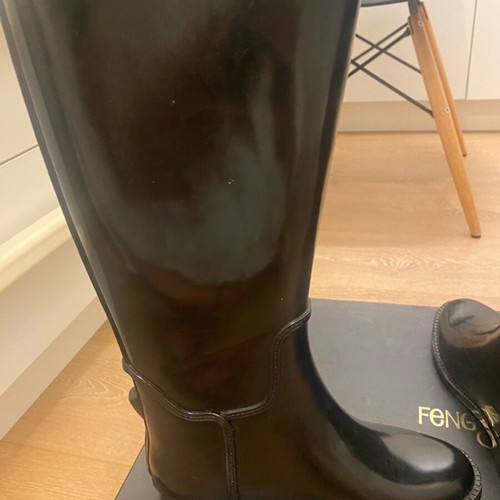 Feng Shoe boots size 36 like new, vinyl with decorative button
