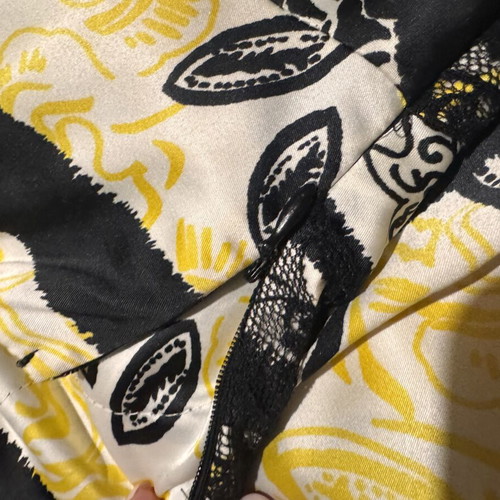 Mat Fashion top with lace and black-yellow print like new