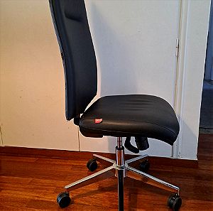 Ρυθμιζόμενη καρέκλα γραφείου STATUS μαύρη δερμάτινη με αποσπώμενα μπράτσα