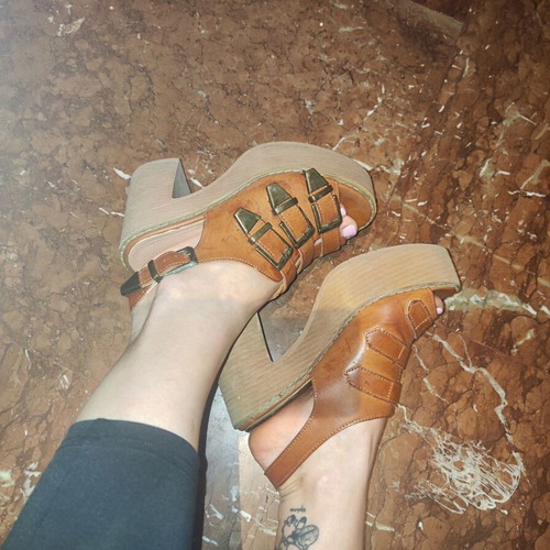 Summer tan pip toe sandals like new, size 36