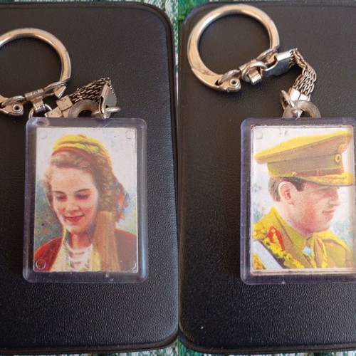 Collectible Keychain with Royal Couple, Konstantinos B' Book and Hello magazine like new