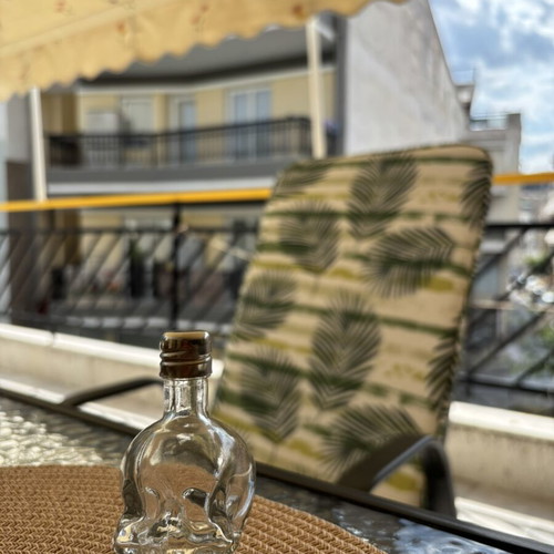 Skull-shaped carafe like new, pocket size, transparent