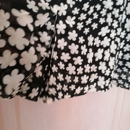 Alain Manoukian skirt L new with inner lining, pleated fabric