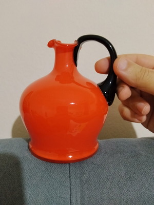 Glass vintage trifoliate wine jug, like new, height 14cm