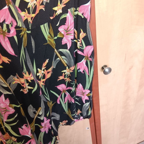 Floral Romper H&M like new, black multicolor, size M