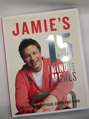 Книга Jamie's 15 Minute Meals като нова, английска готварска