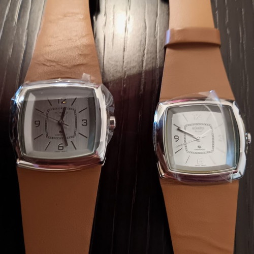 Women's wristwatches new with leather strap, set of 2