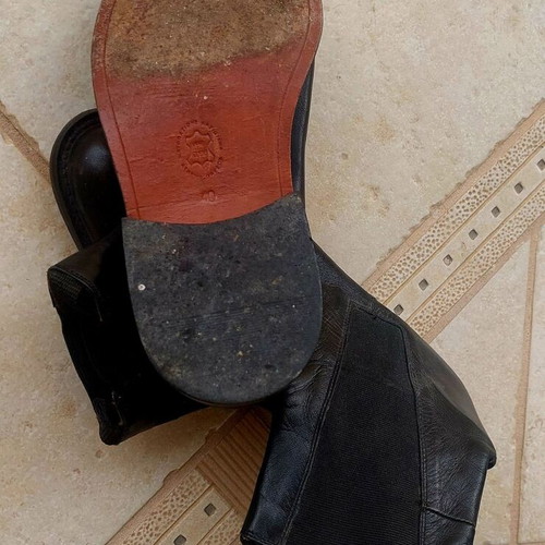 Men's boots used black size 40 leather with elastic sides