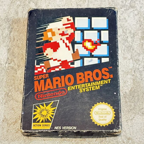 Super Mario Bros. Nintendo Entertainment System (NES) игра употребявана, пълна в кутия
