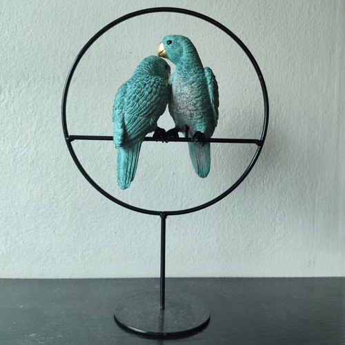 Table decoration with two blue parrots used