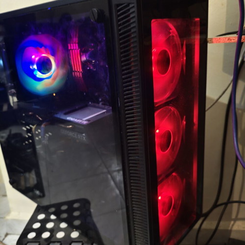 Pc RTX 4060 Eagle Ryzen 7 5700X like new, 16GB DDR4, 500GB SSD