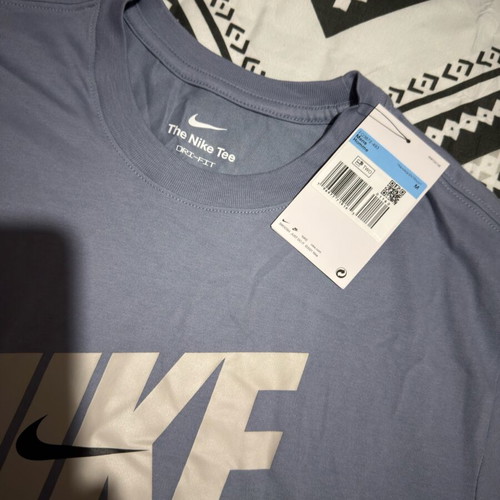 Nike T-shirt new size medium with tags