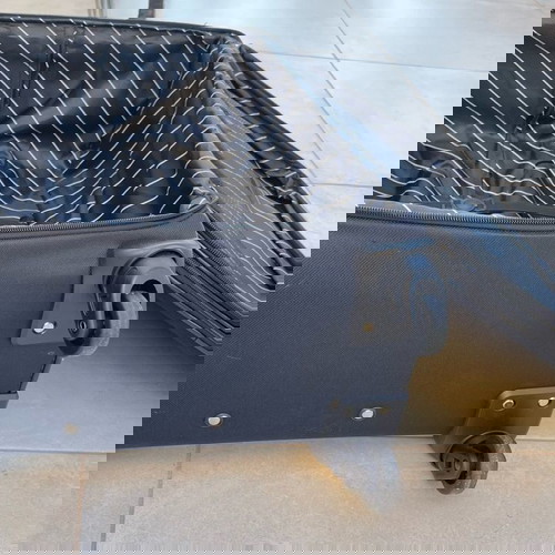 Μεγάλη μπλε βαλίτσα