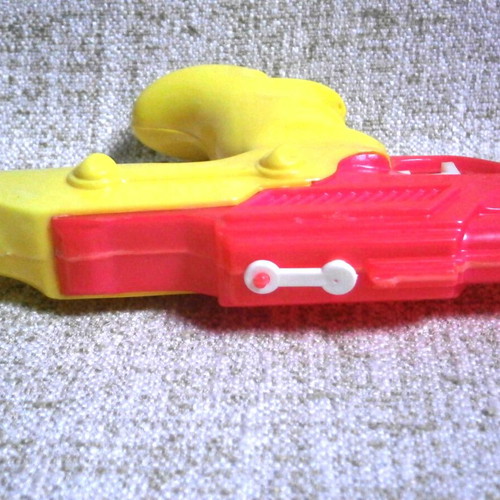 Space toy plastic water gun new vintage