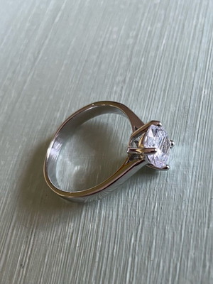 Ring like new silver color with 2-carat crystal size 9