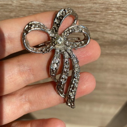 Decorative bow-shaped pin silver color new