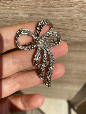 Decorative bow-shaped pin silver color new