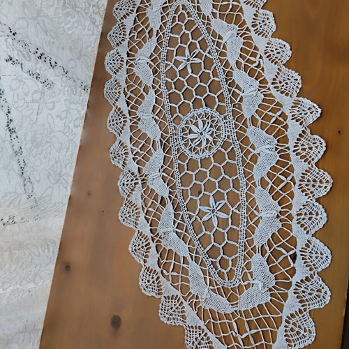 Vintage table runner with bobbin lace in light gray, like new, 80x33 cm