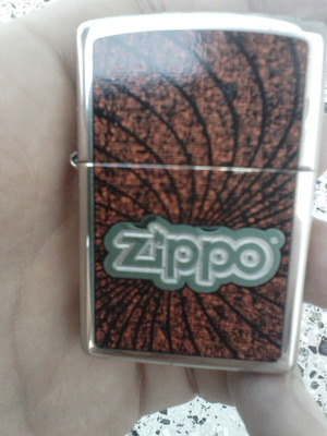 Zippo 2011 με ανάγλυφο σχέδιο σαν καινούργιο