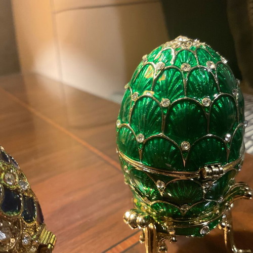 Decorative eggs with 4 glass miniatures, like new