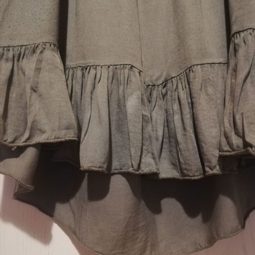 Khaki blouse with open shoulders like new, with ruffles