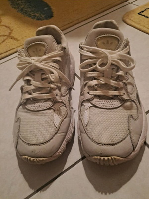 Falcon Adidas αθλητικά σαν καινούργια, μέγεθος 36, άσπρα