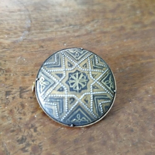 Damascene brooch like new, traditional Toledo design, 1960