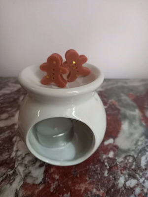 Ceramic room diffuser new with gingerbread wax melts