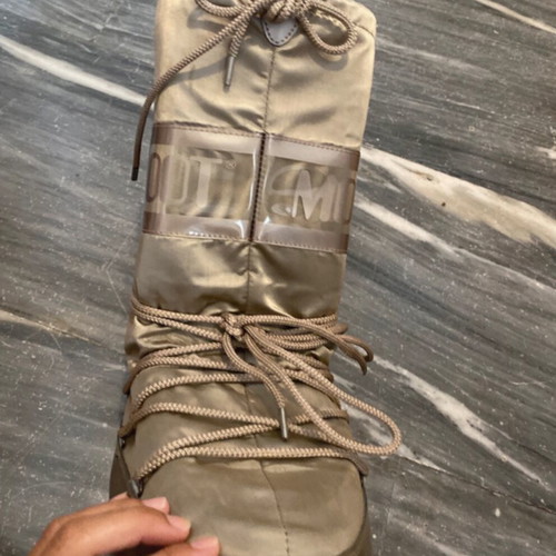 Moin Boot womens snow boots Platinum like new, size 42/44