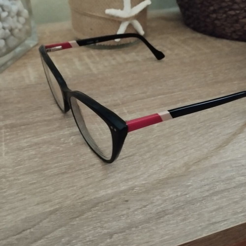 Eyeglasses like new, black and red color