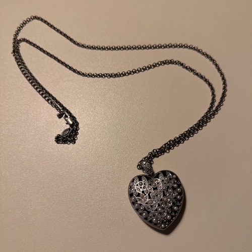 Heart pendant like new, long with chain and small pearls silver