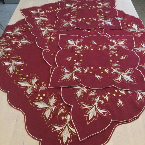 Set of 4 Christmas tablecloths and table runner semeni new