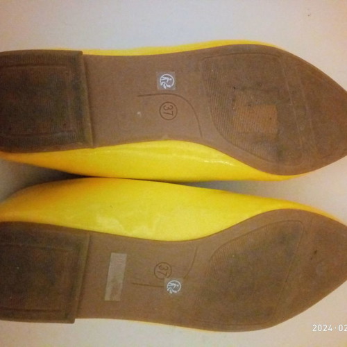 Yellow patent leather women's pumps used, size 37