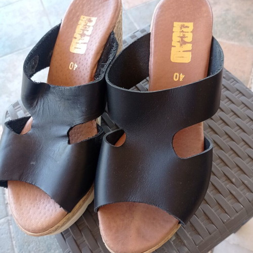 Road women's leather platform sandals size 40 like new, black