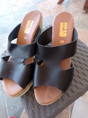 Road women's leather platform sandals size 40 like new, black