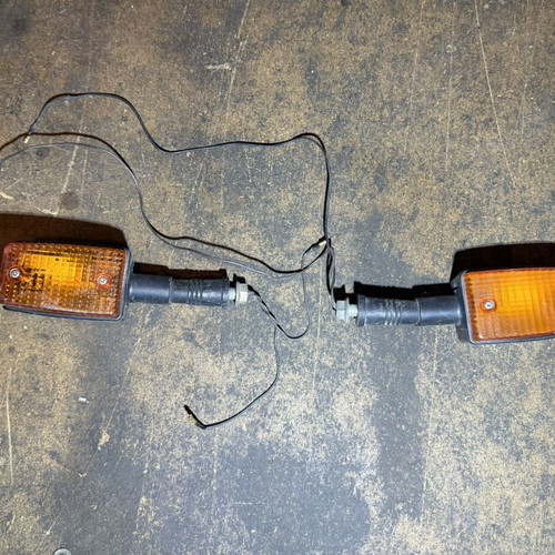 Yamaha XZ 550 OEM turn signals pair