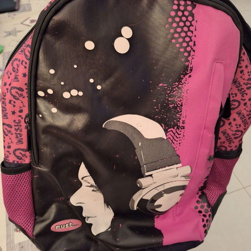 School bag used with minimal wear, ideal for middle and high school kids